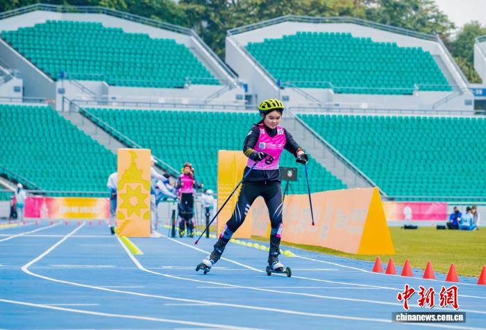广州越野滑轮残特奥会在广州大学城开幕 首日已