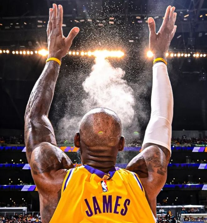 勒布朗·詹姆斯超越帕里什成NBA历史出场王 见证