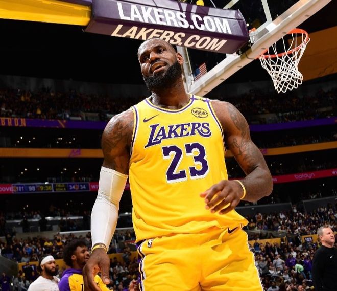 勒布朗·詹姆斯超越帕里什成NBA历史出场王 见证