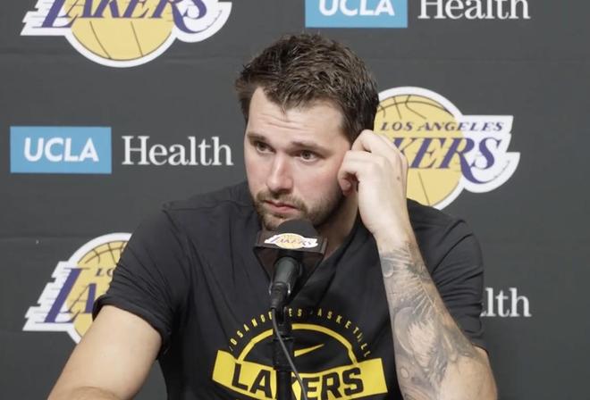 湖人客场力克篮网 东契奇赛后谈关键球与技犯争