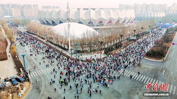 西宁元旦环城赛吸引八千名选手参与 全城共同迎